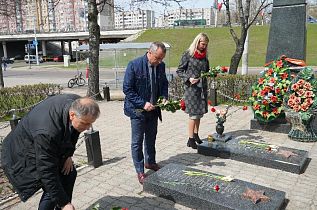 В преддверии Дня Победы представители ОАО «Белэнергоремналадка» возложили цветы и поздравили ветеранов